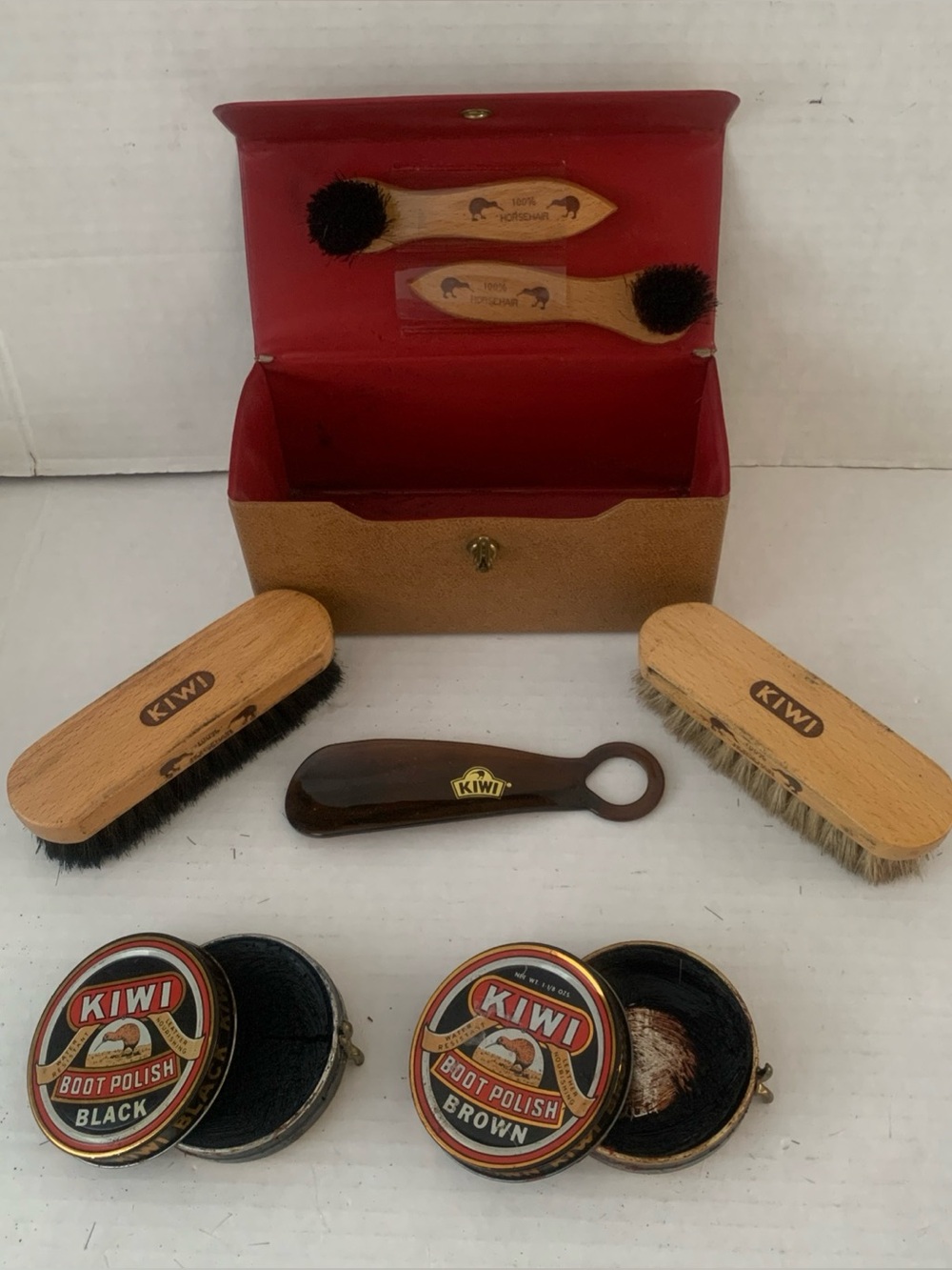 VTG Kiwi Shoes Shine Compact Kit 4 Horse Hair Brushes, Shoe Horn, Polishes, Case